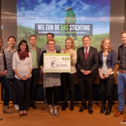 Overhandiging cheque aan het Wilhelmina Kinderziekenhuis